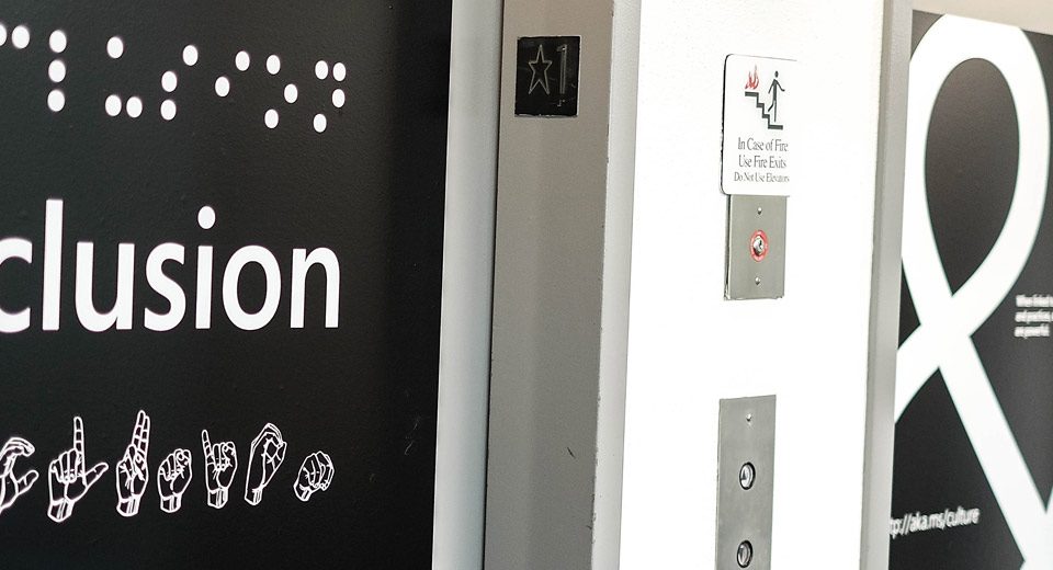 Señalización de inclusión cerca de un elevador