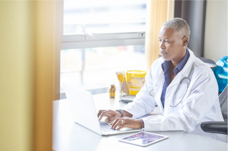 Un doctor frente a una laptop
