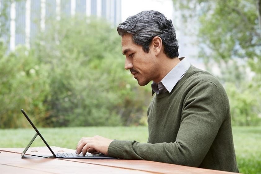 Un hombre frente a una laptop