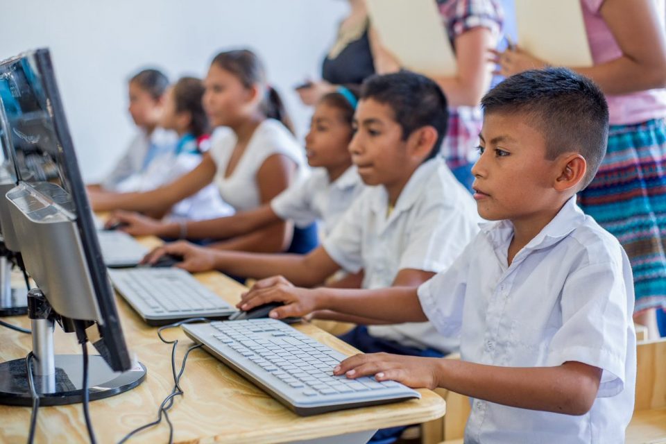 Niños con computadoras en Santa Rosa