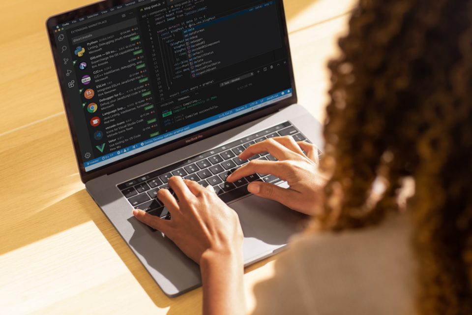 Una mujer trabaja frente a una computadora