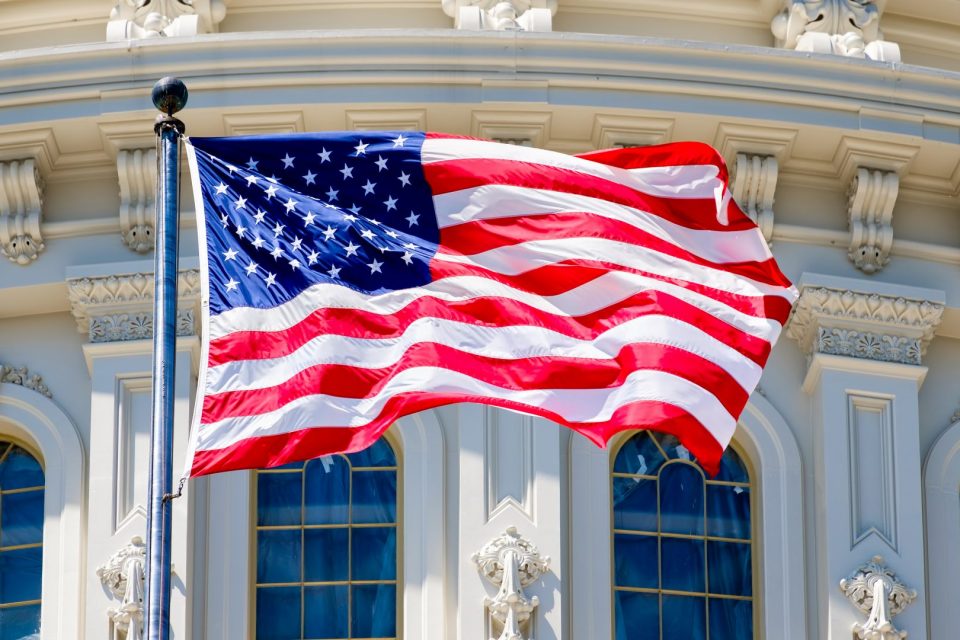 Imagen de la bandera frente al Capitolio de Estados Unidos