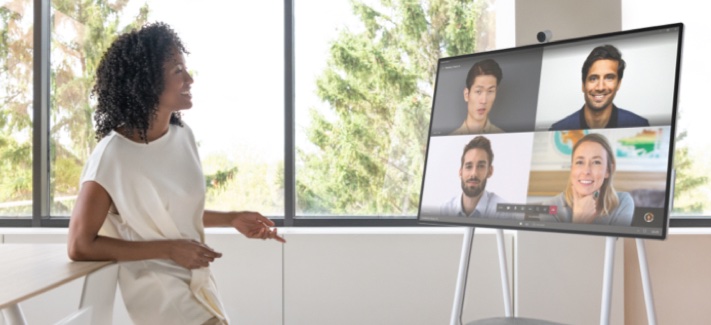 Una mujer en una videoconferencia mira un monitor