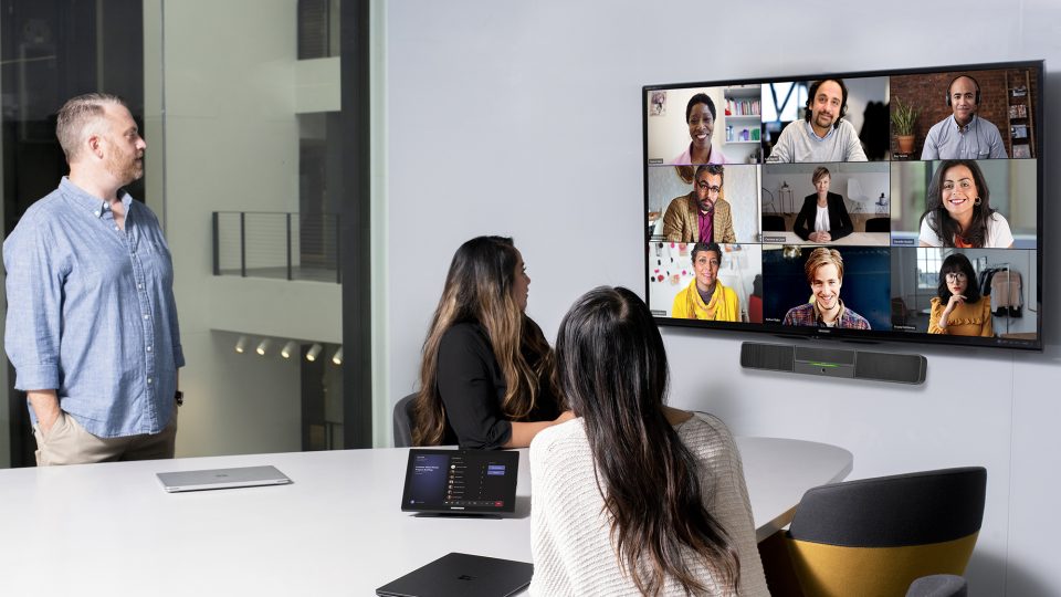 Personas en una sala de juntas en una videoconferencia
