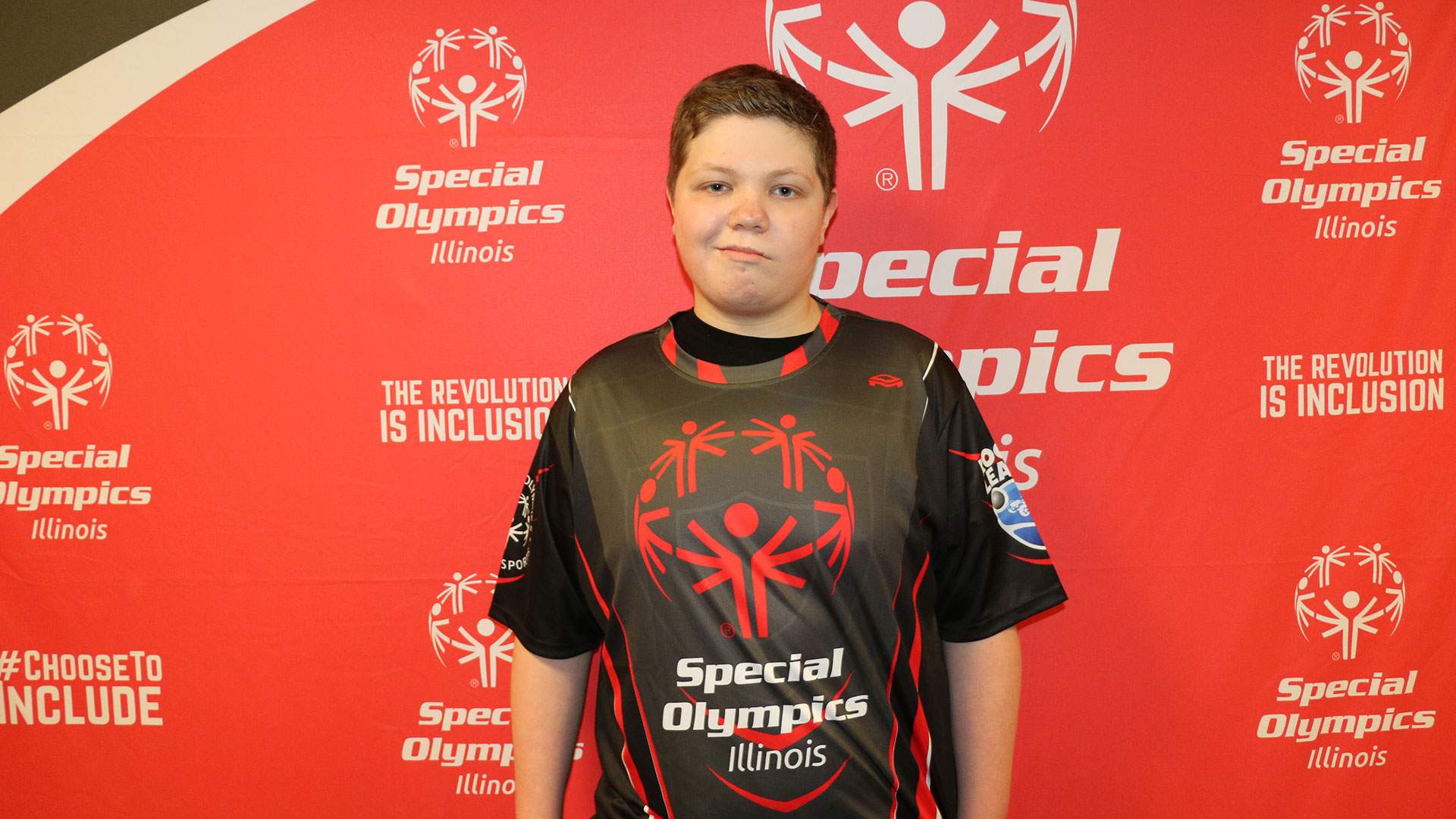 Un participante de Gaming for Inclusion con un fondo de las Olimpiadas Especiales de Illinois