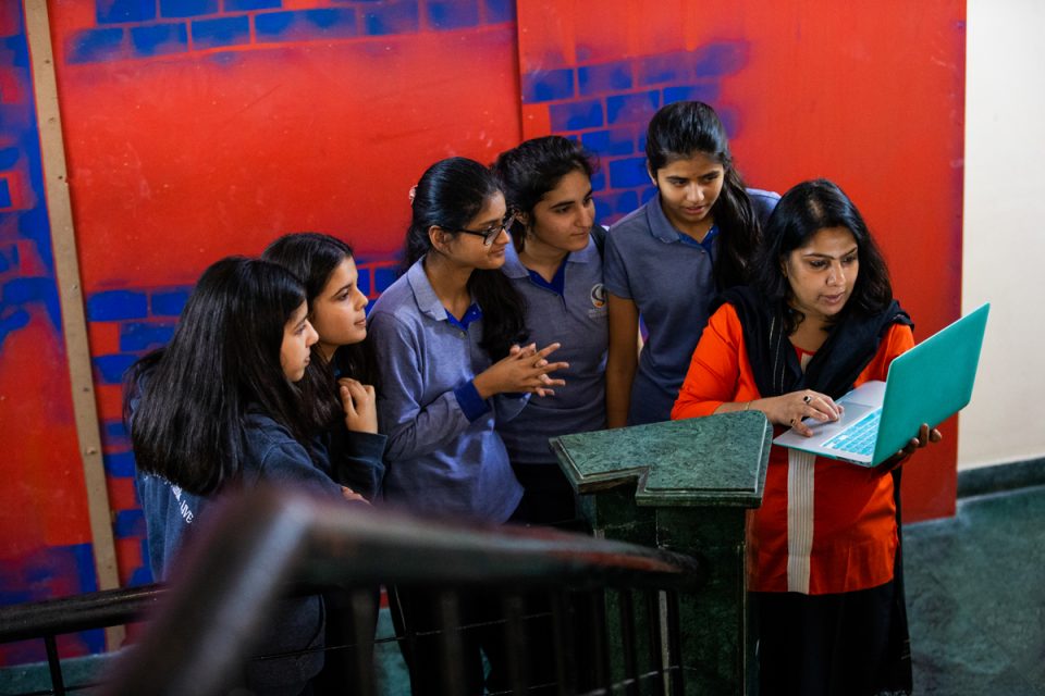 Estudiantes en una escuela preparatoria en India