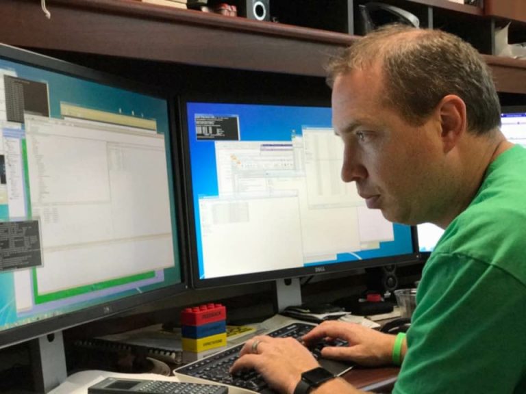 Foto de Aaron Byrd, ingeniero de investigación civil en el Laboratorio de Hidráulica Costera de ERDC, sentado frente a una computadora mientras utiliza el sistema CSTORM.