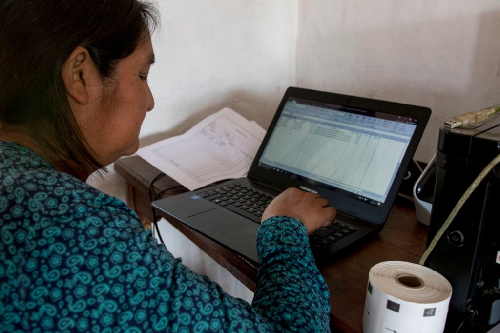Una mujer frente a una laptop