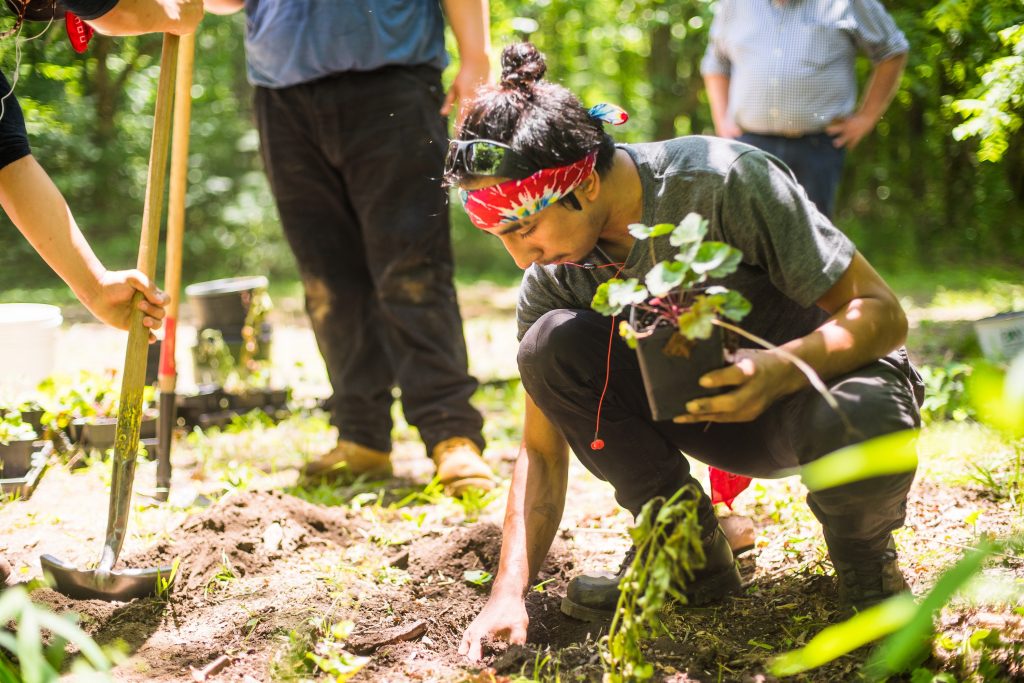 Un voluntario de la National Forest Foundation prepara la tierra para plantar.
