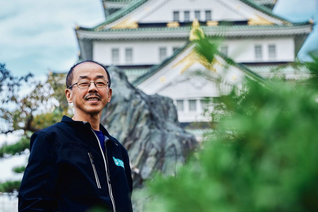 Un hombre frente a un templo japonés