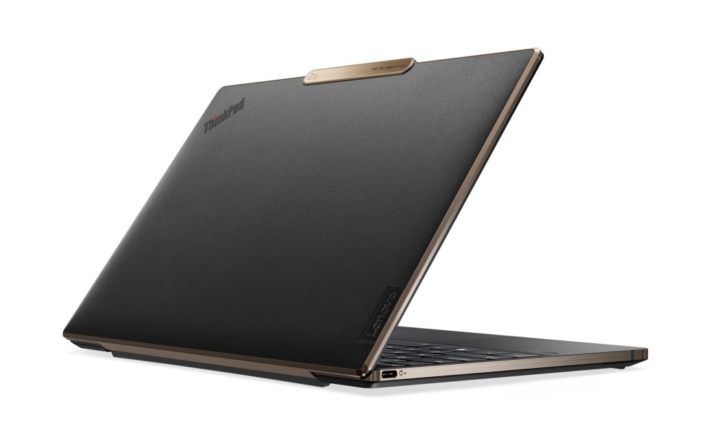 Laptop Lenovo abierta y de espaldas al lector