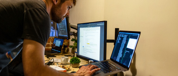 Imagen de un hombre trabajando en una laptop