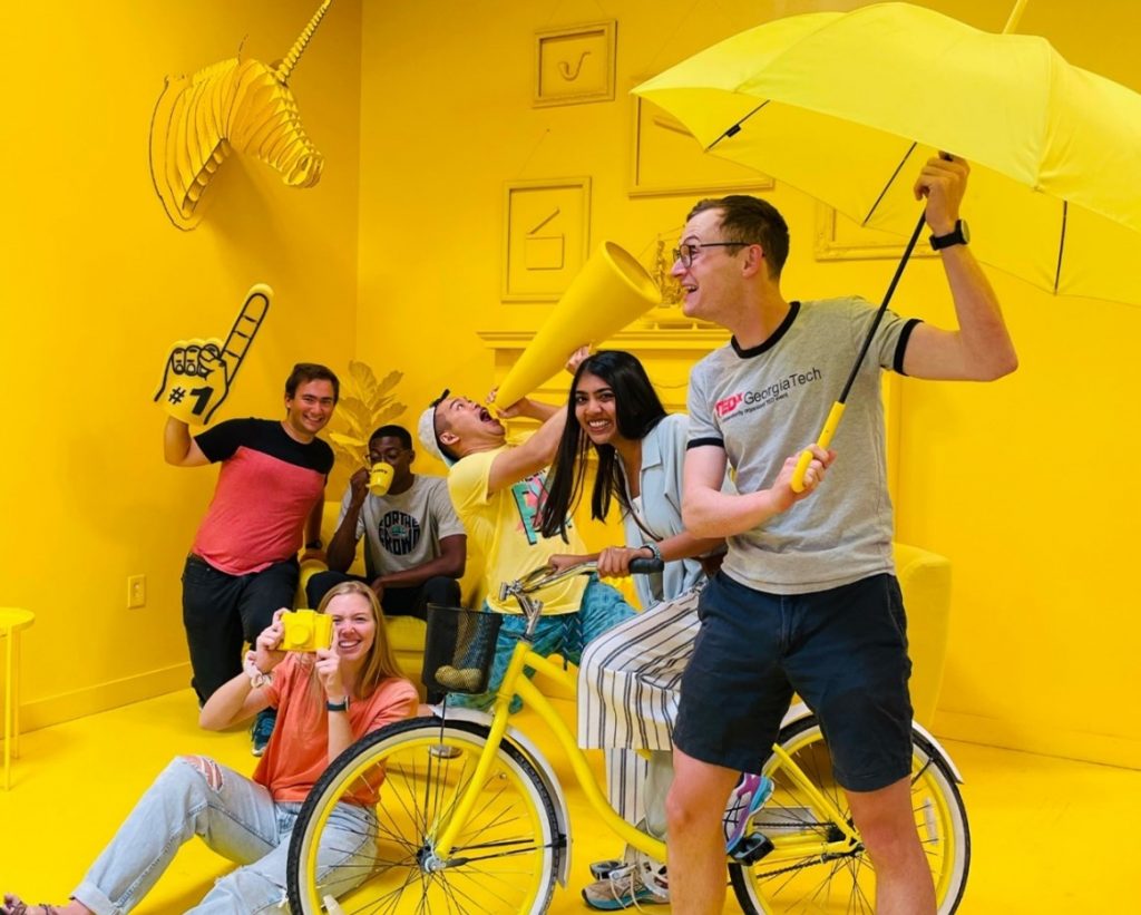 Una imagen del equipo de Mentra en una habitación amarilla con sombrillas