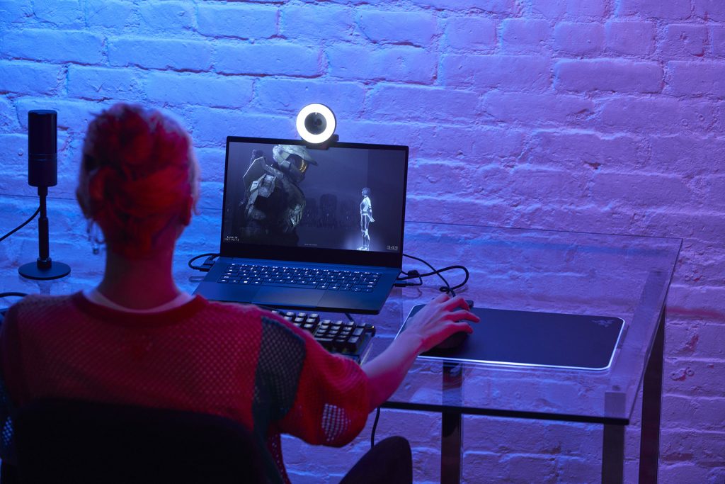 Mujer juega en una computadora portátil