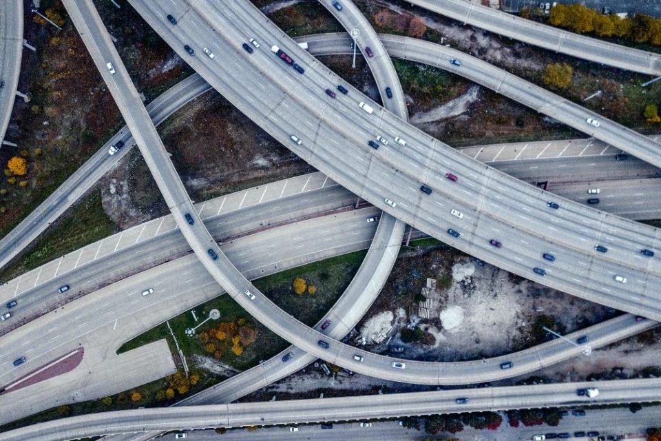 Vista aérea del intercambio de autopistas en el centro de Singapur.