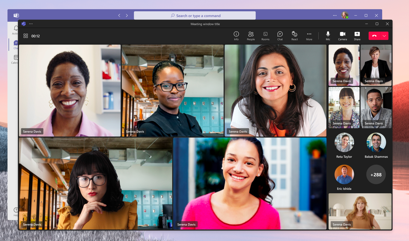 Cliente de Microsoft Teams en Windows 11 con varias caras visibles en una reunión de videoconferencia.