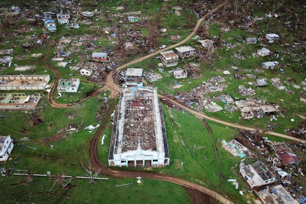 Una fotografía aérea sobre un pueblo de una isla del Pacífico que ha sido devastado por un ciclón tropical.