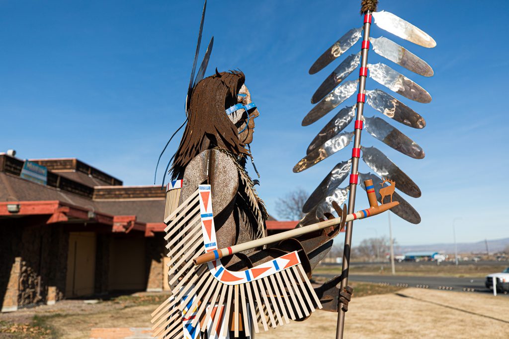 Una escultura fuera del Centro Cultural de la Nación Yakama en Toppenish, Washington.