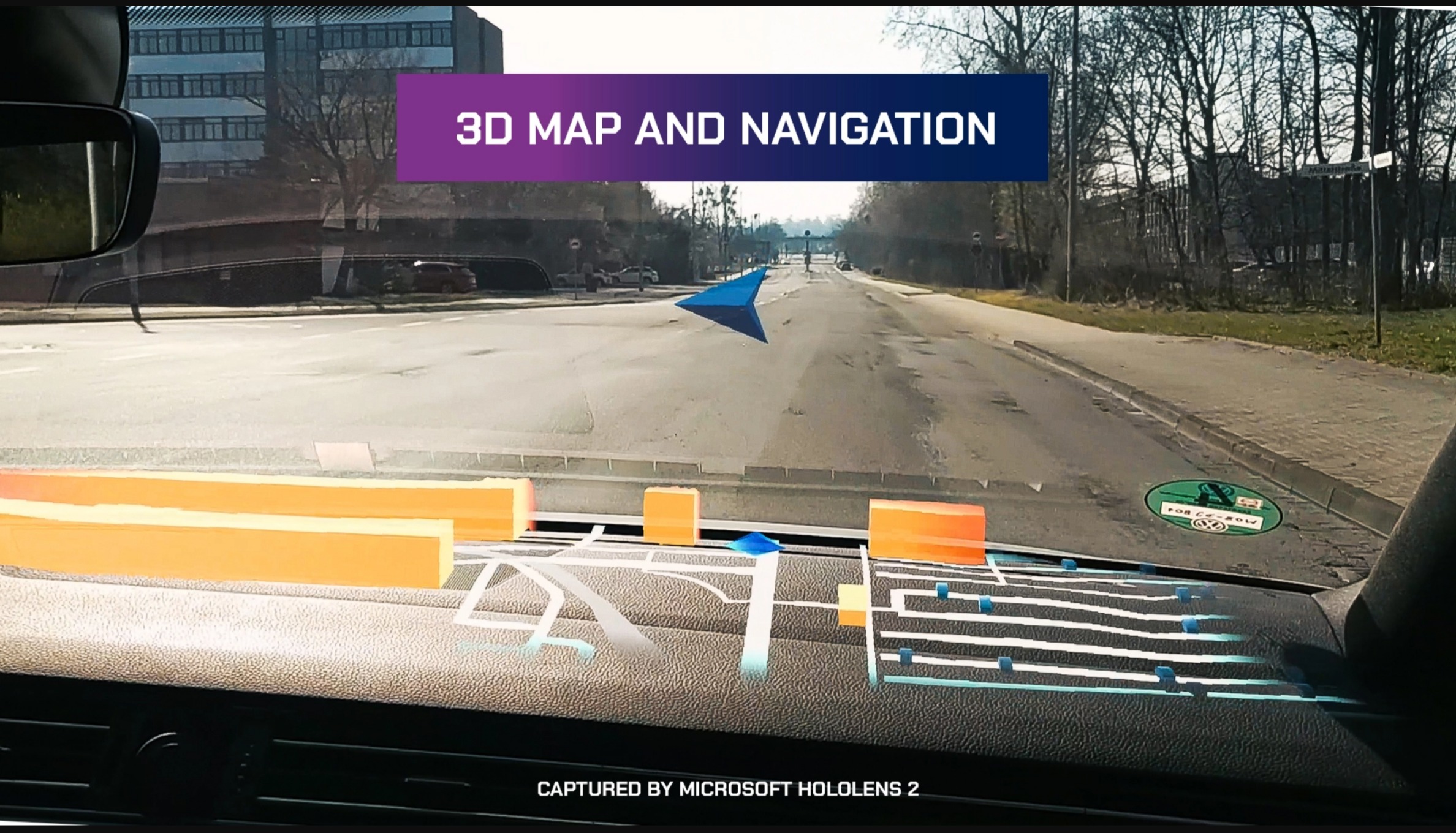 Foto tomada dentro de un automóvil que muestra imágenes de navegación superpuestas en el parabrisas mediante el uso de HoloLens.