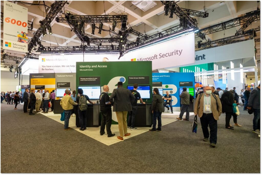 La gente explora el stand de Microsoft Security en la RSA Conference 2022.