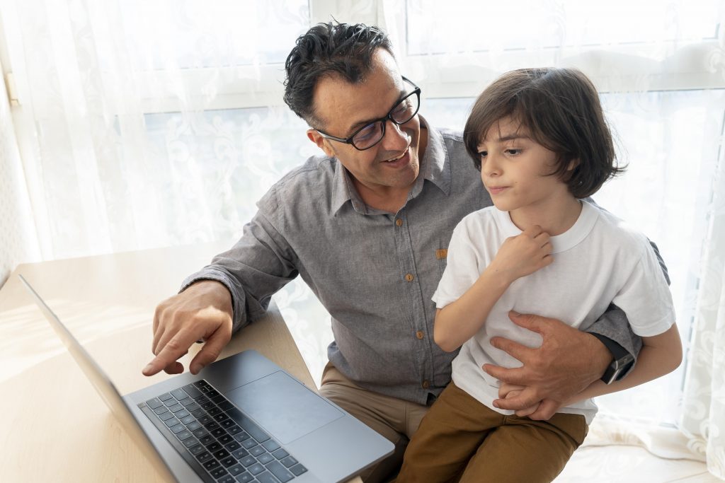 Microsoft y Fundación Omar Dengo crean taller dirigido a padres de familia para proteger seguridad digital de sus hijos