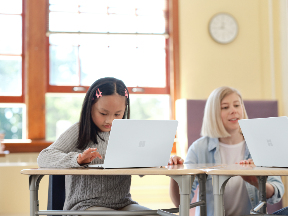 Una niña en un aula usa una computadora