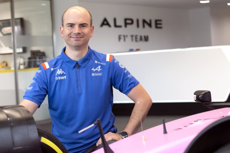 Sergio Rodríguez, gerente de ingeniería y ciencia de datos de Alpine, junto a un auto de carreras.