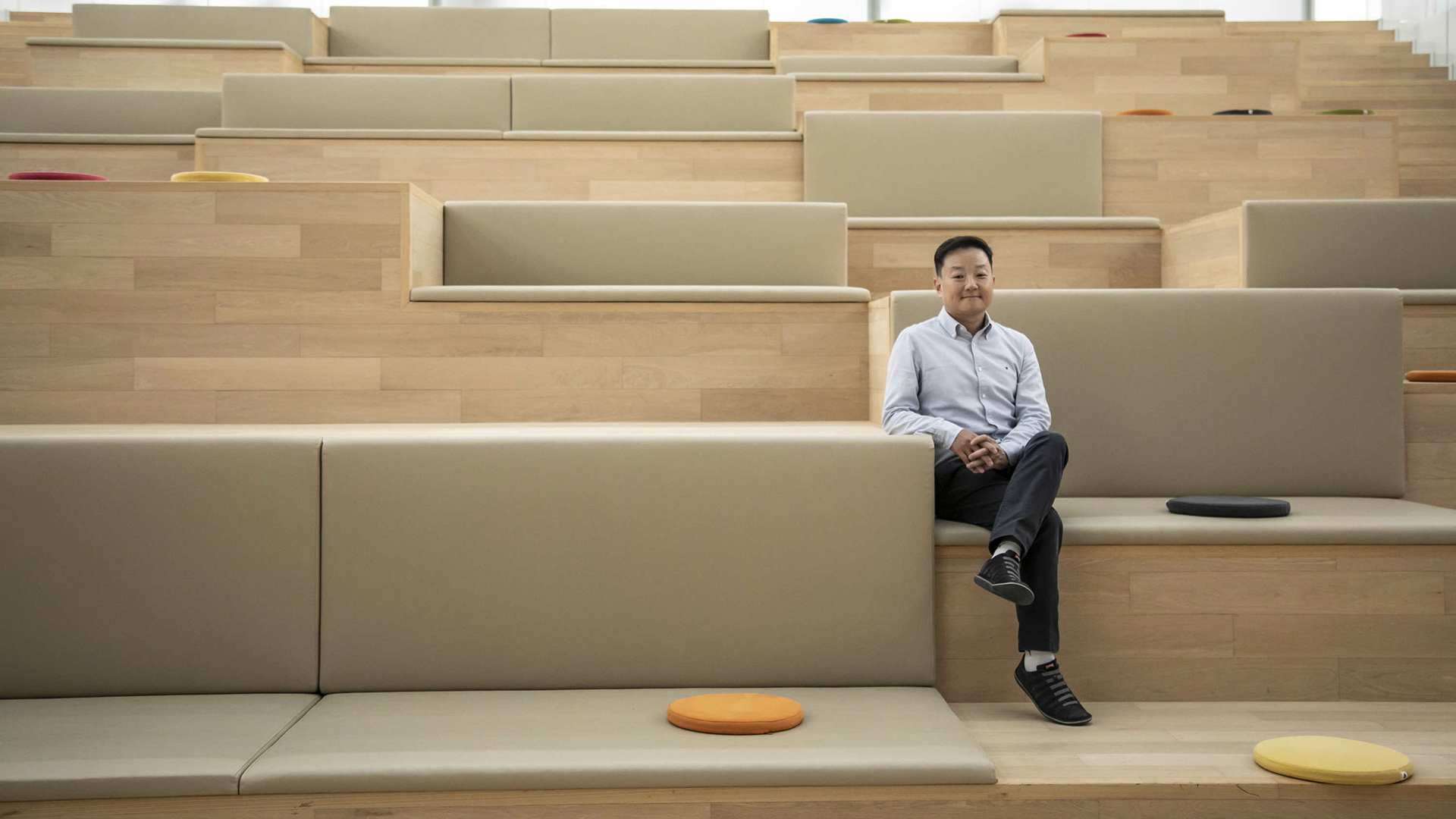 Un hombre se sienta en una sala de conferencias.