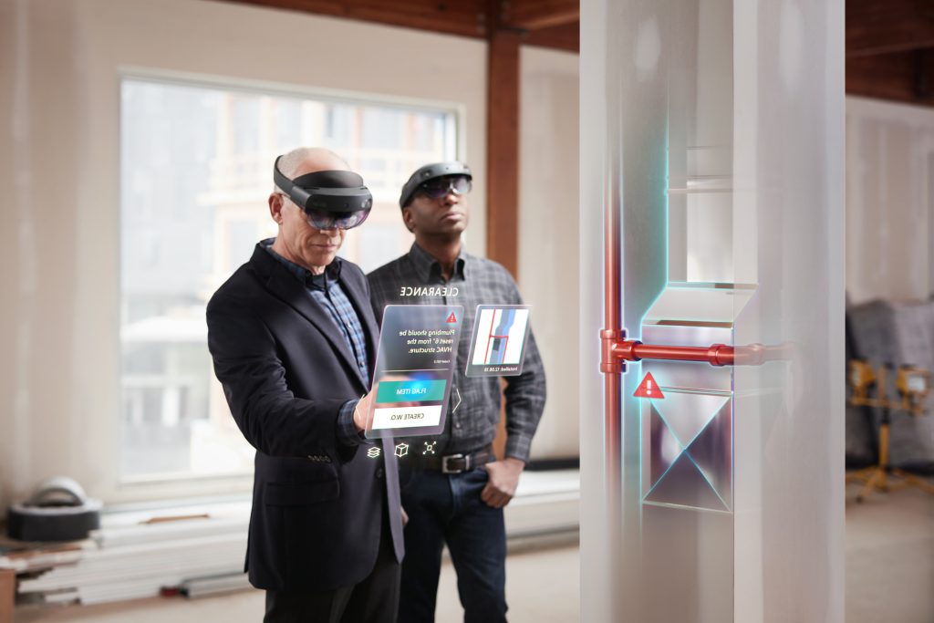 Dos hombres que usan Microsoft HoloLens 2 en un escenario de arquitectura y construcción.