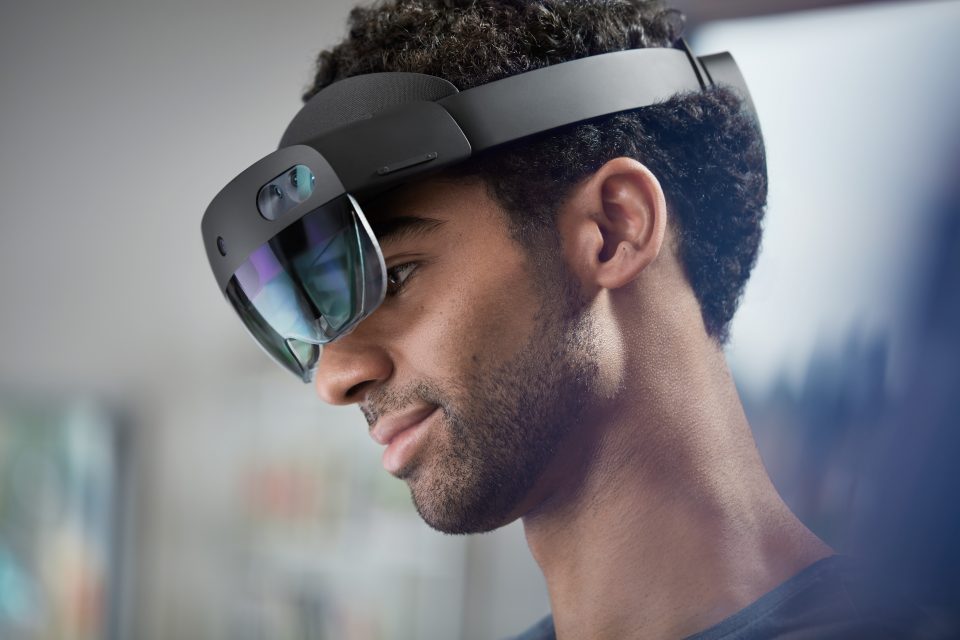 Joven usa HoloLens 2