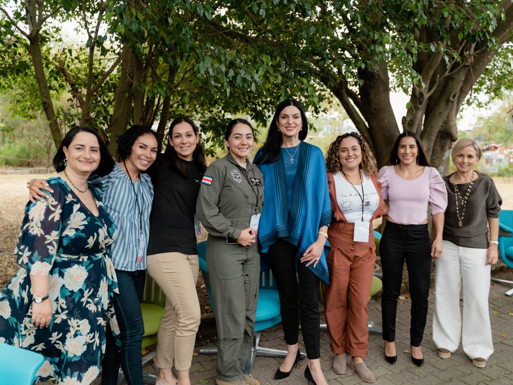Primera Dama de Costa Rica une fuerzas con Microsoft y empresas privadas para iniciativa “CreSiendo Juntas”