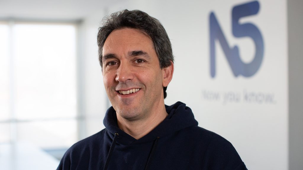 El CEO de la fintech N5, Julián Colombo, con sudadera negra sonríe a la cámara