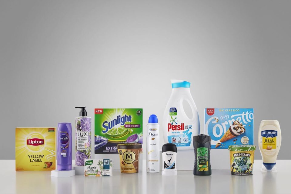 Varias botellas y empaques de productos de Unilever
