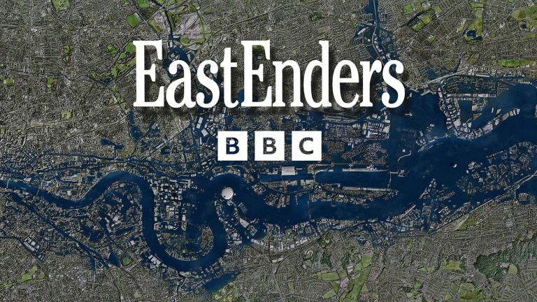 La imagen de cierre de Eastenders con el logotipo de Eastenders y un mapa de Londres, pero el río comienza a estallar en algunas partes debido al cambio climático.