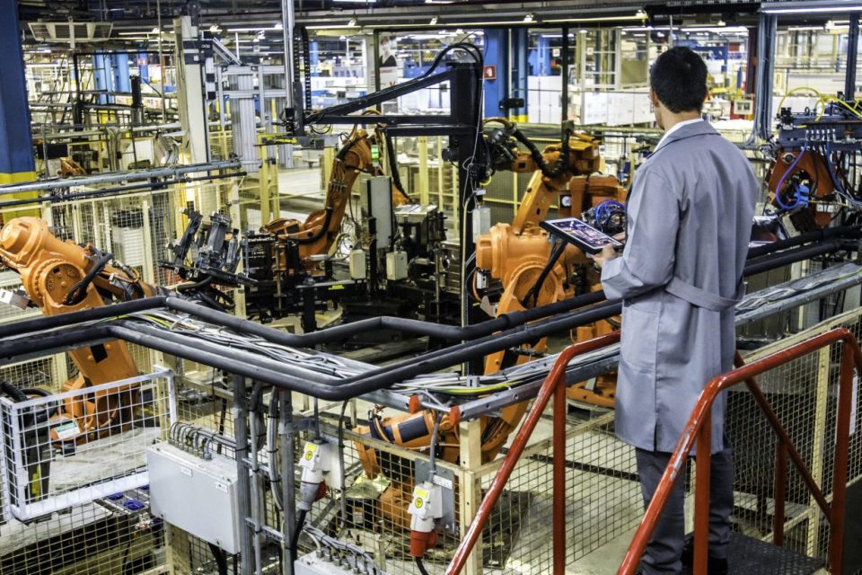 Ingeniero supervisa el proceso de producción automatizada en una fábrica
