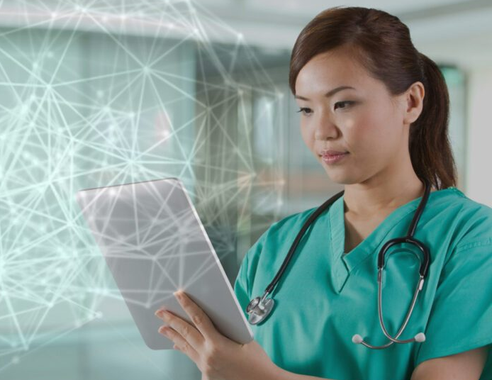 Doctora revisa información de salud en una tablet