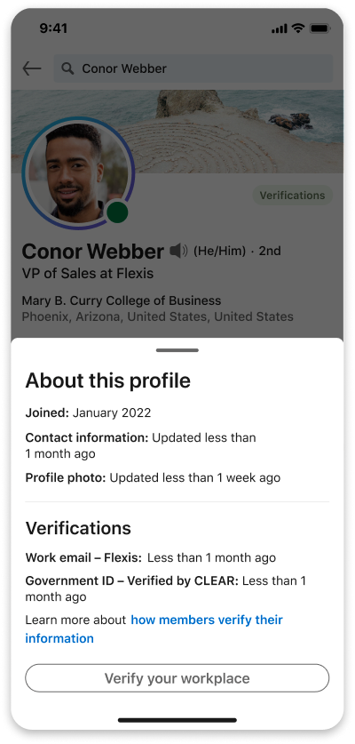Pantalla de la aplicación móvil de LinkedIn que muestra el perfil de un miembro con un aviso para agregar una verificación del lugar de trabajo al perfil y un botón para verificar ahora