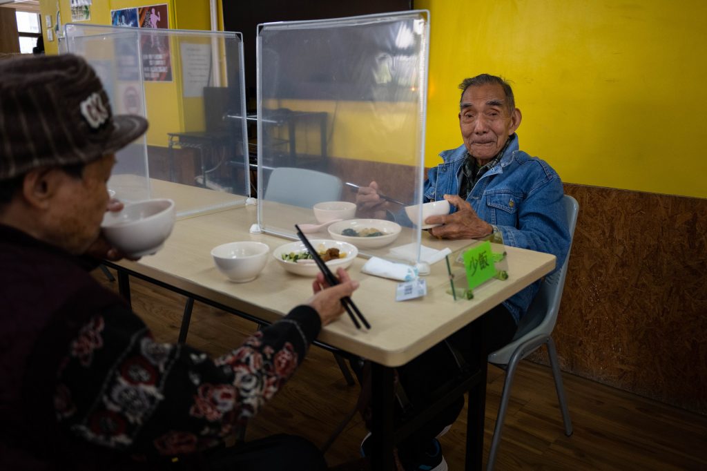 Au Shu Kei, de 88 años, visita un centro comunitario en Hong Kong cinco veces a la semana para comer almuerzos para llevar de Food Angel