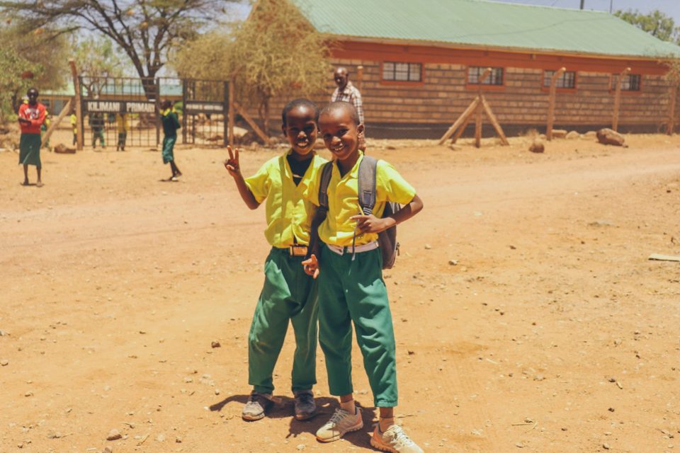 Niños en escuela en África parte de la iniciativa Airband