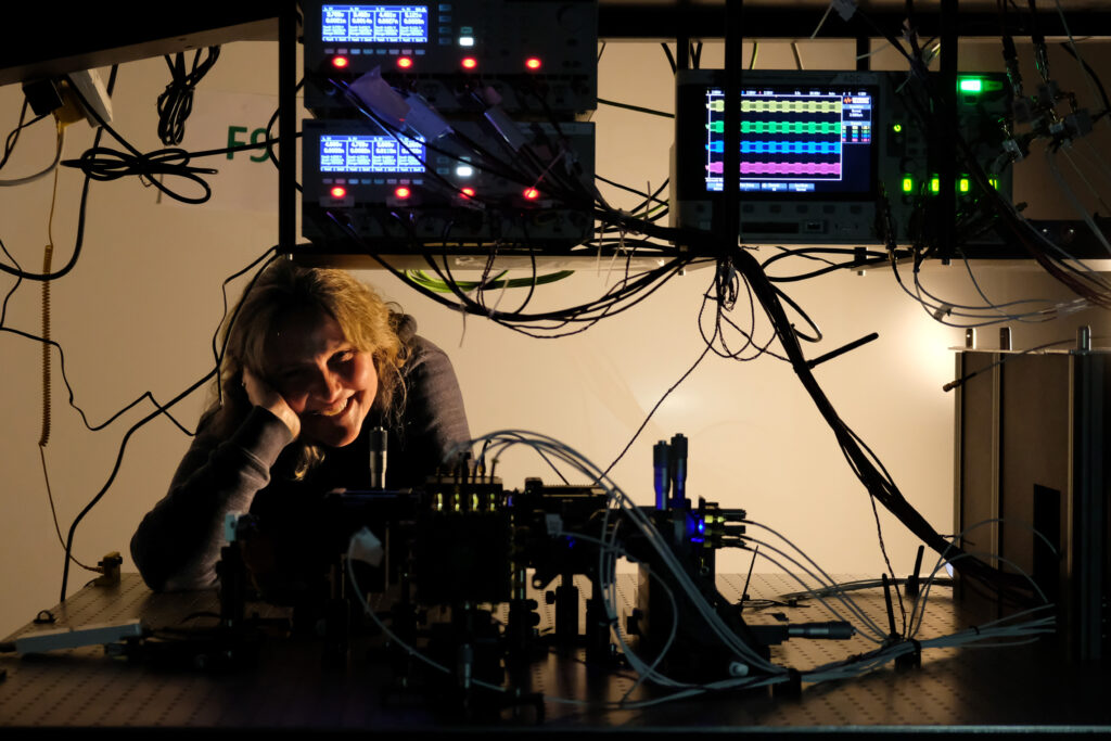 Francesca Parmigiani enmarcada por luces de cables y moduladores