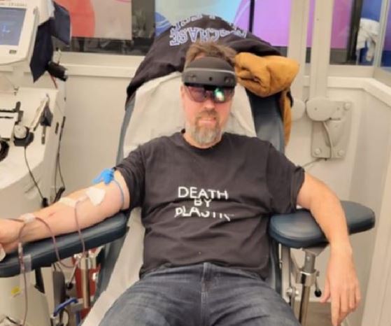 Josh Pesin, con una diadema de realidad mixta, dona parte de su sangre en un centro de sangre de la ciudad de Nueva York.