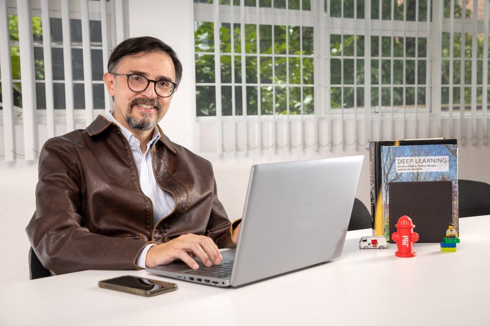 Desarrollador mexicano de software frente a su computadora