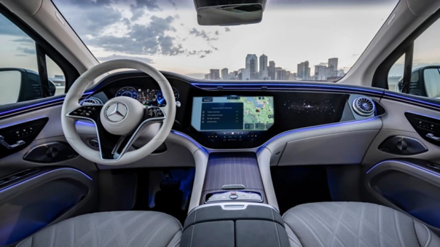 Interior del automóvil Mercedes-Benz que muestra la cabina con MBUX Voice Assistant, con Azure OpenAI Service, en la pantalla de la cabina