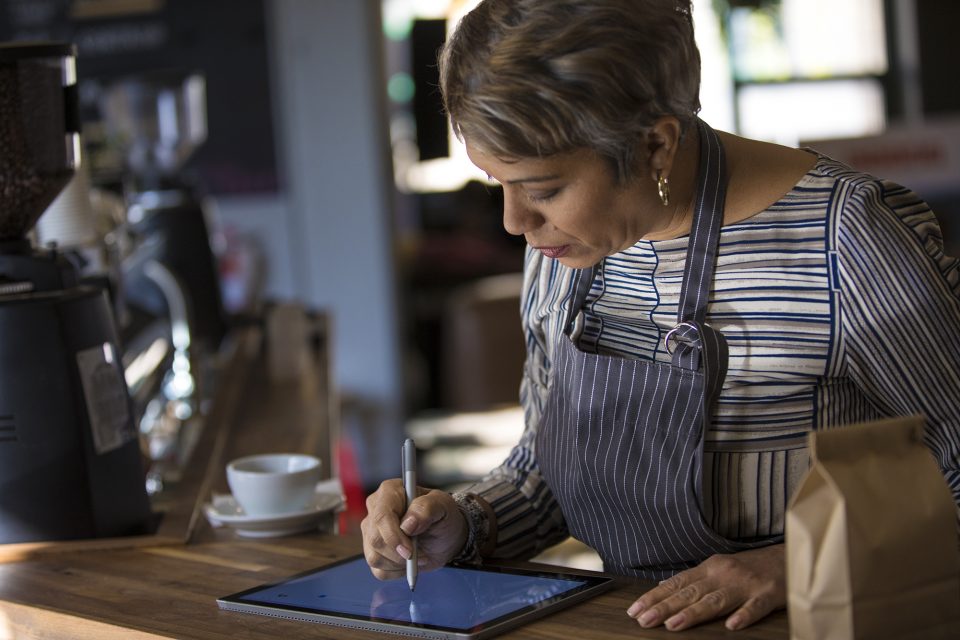 Una mujer trabaja en una tableta