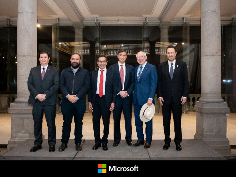 Líderes gubernamentales, empresariales y académicos celebraron el inicio de operaciones de la nueva región de centros de datos de Microsoft en México