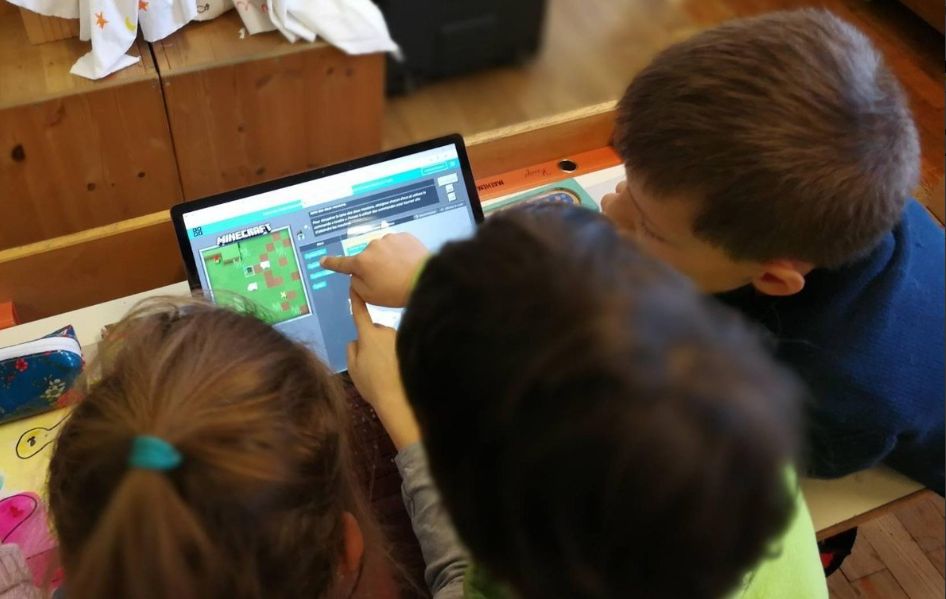 Drei Kinder spielen auf dem Surface Tablet