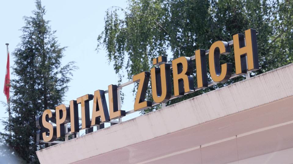 Grossbuchstaben "Spital Zürich" ersichtlich