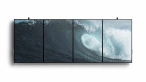 Vier Surface Hub 2 aneinander auf denen ein Bild als ganzes über alle vier Surface Hub 2 erscheint 