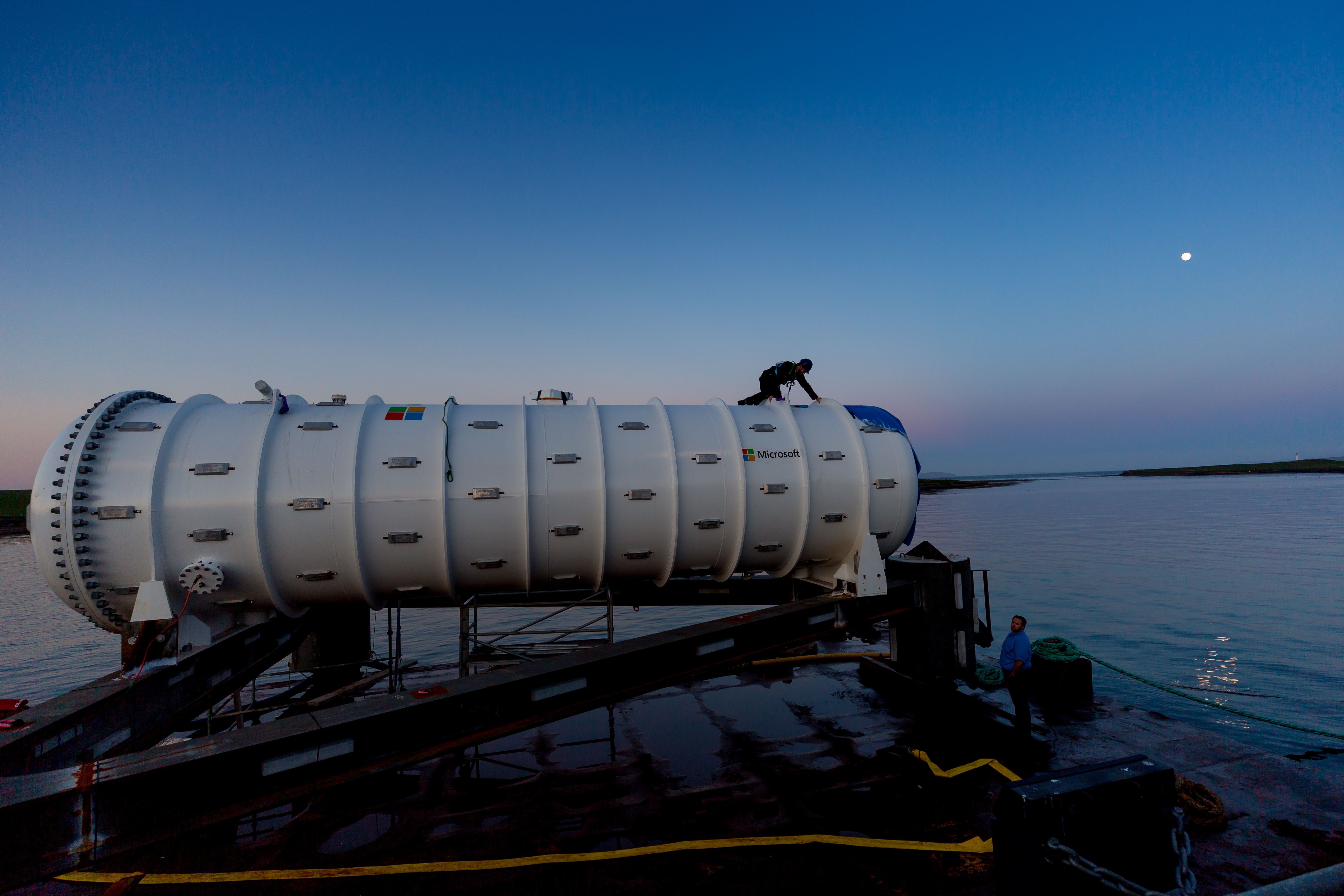 Das Microsoft Unterwasser-Rechenzentrum komplett betriebsbereit wird gerade ins Wasser gelassen
