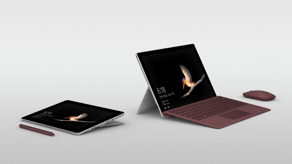 Ein Surface Go im Tablet Modus ohne Tastatur mit Pen und ein Surface Go im Laptop-Modus mit Tastatur und Maus
